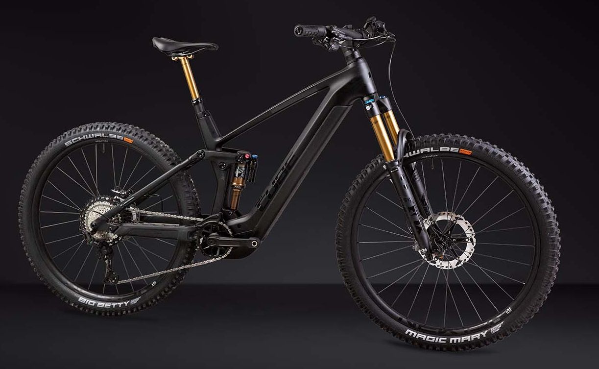 CUBE Stereo Hybrid 140 HPC Actionteam 750 carbon´n´black 2024